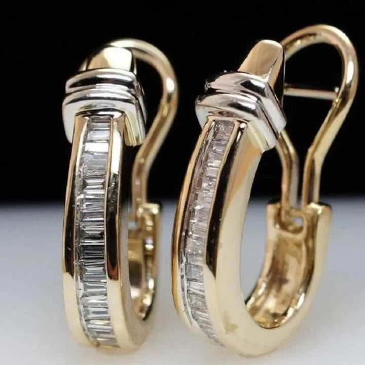 Elegante guld creoler til kvinder med funklende sten. Perfekte som fest- eller hverdags smykker.