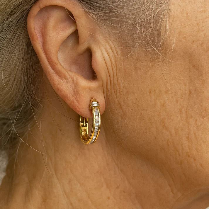 Klassiske guld creoler med glitrende sten. Smukke dame øreringe til fest, hverdag og gave til hende.