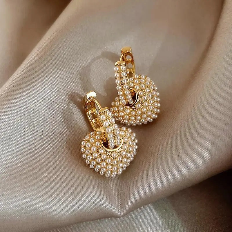 Elegante guld hjerteøreringe med perler til kvinder. Perfekt til fest og romantiske anledninger, en smuk gave.