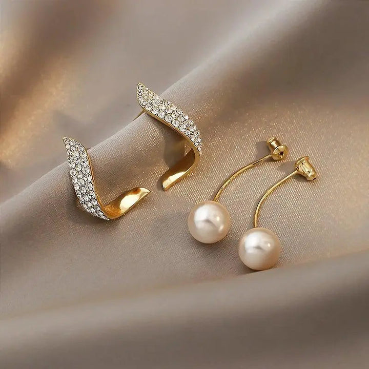 Luksuriøse perle- og krystaløreringe i guld til kvinder. Festlige smykker med elegant vingedesign.