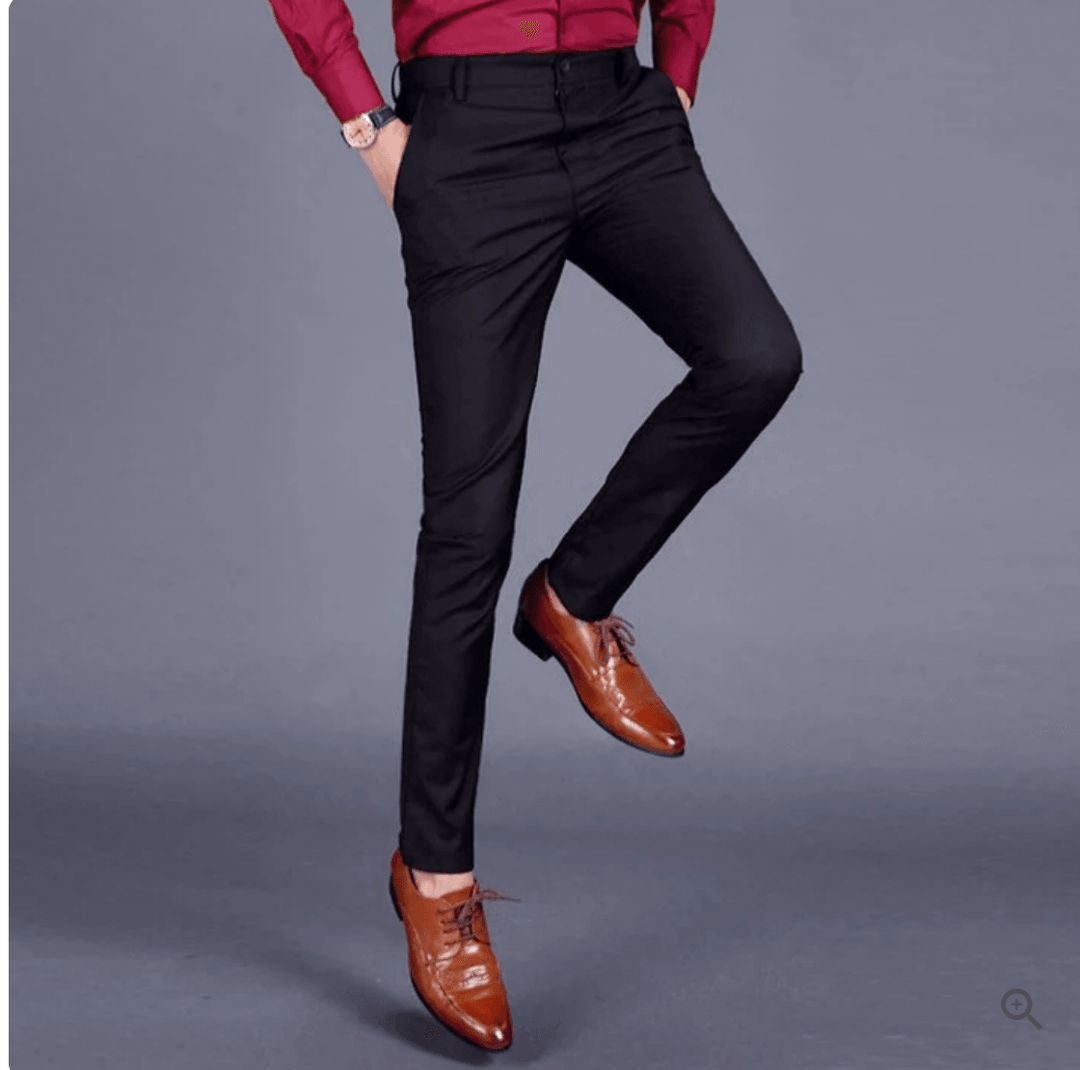 Model i smarte khaki herre stretchbukser, perfekte til en afslappet, stilfuld hverdag. Komfortable mænds mode.