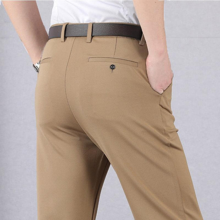 Herrers elegante stretchbukser i blå, foldet. Komfortable og alsidige herrebukser. Perfekte til mænds mode.