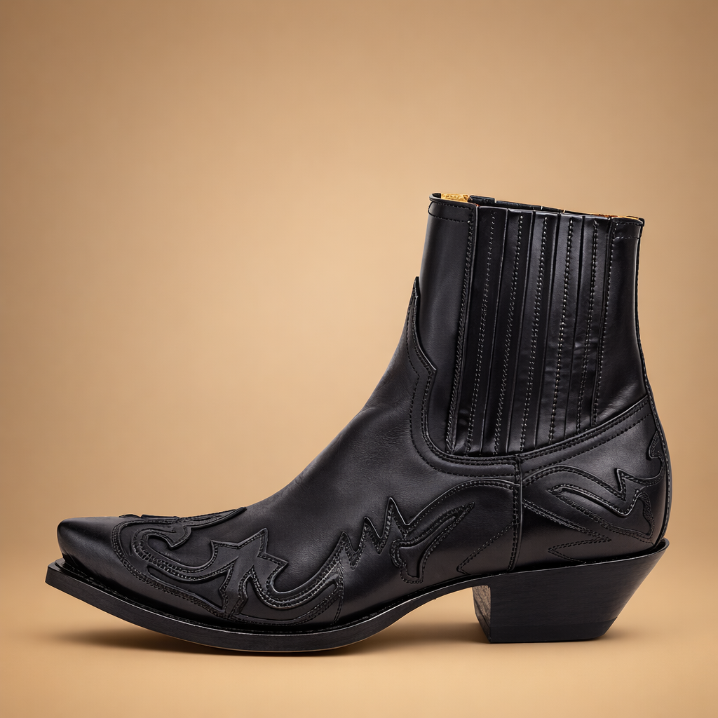 Brun herrestøvle med moderne western design, ideel til både fritid og fest.