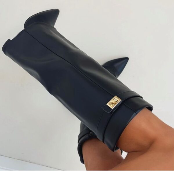 "Elegante høje ruskindsstøvler til kvinder med spidse tå og højt skaft, lavet af blødt ruskind for luksuriøst udseende."