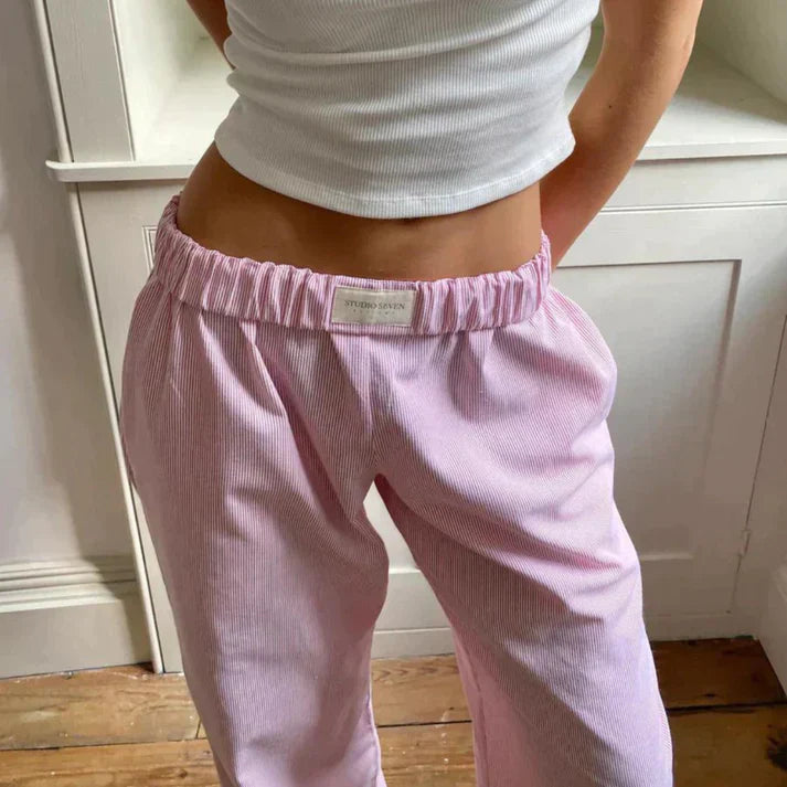 "Elegante hørbukser i åndbart stof, klassisk snit, i farver som gul og lilla for både formelle og afslappede lejligheder."