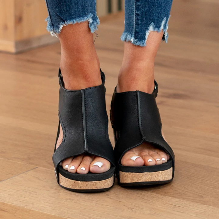 Stilfulde strop-sandaler med kilehæl til kvinder, en elegant og komfortabel sommersko for enhver lejlighed.