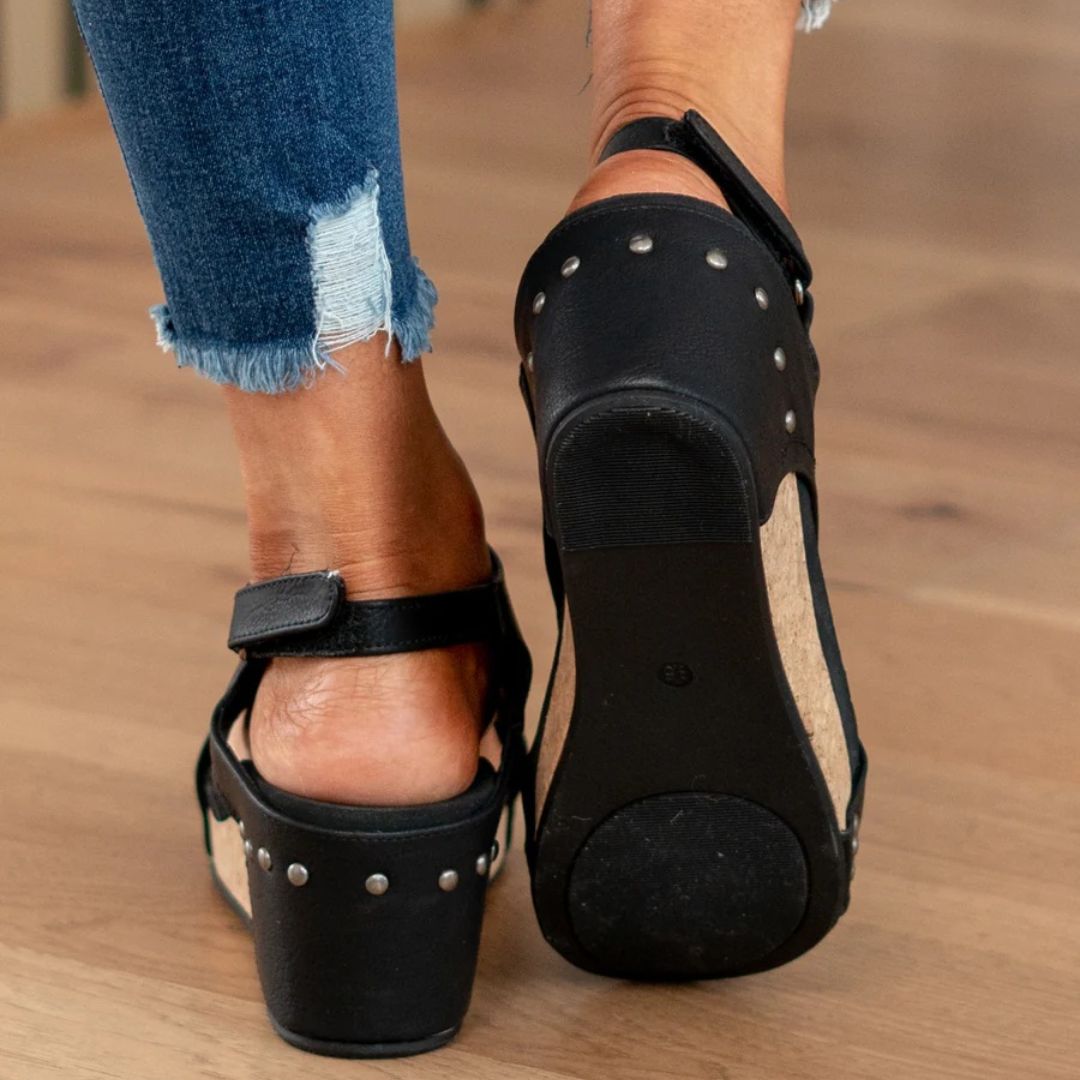 Alsidige kile-sandaler til damer, perfekte som komfortable hverdagssko eller elegante festsko til sommer.