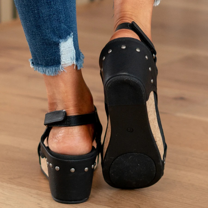 Alsidige kile-sandaler til damer, perfekte som komfortable hverdagssko eller elegante festsko til sommer.