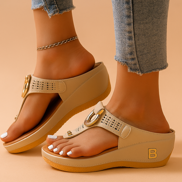 Stilfulde kilehælsandaler med elegant spænde til kvinder. Trendy fodtøj til både hverdag og fest.