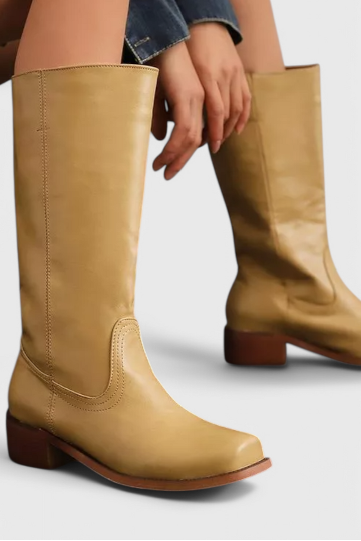 Elegante knæhøje læderstøvler til damer med hæl i klassisk sort design.