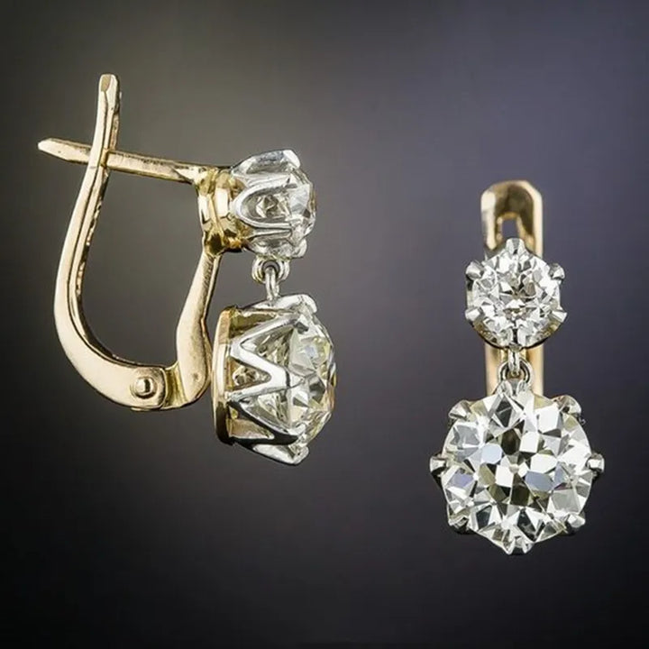 Elegante kvinders guld øreringe med strålende krystal vedhæng, perfekt til fest og bryllup. Smukke damesmykker.