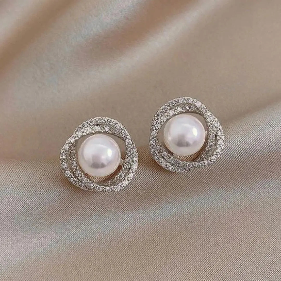 Elegante kvinders perleøreringe med krystalhalo. Perfekt til fest, bryllup og særlige anledninger.