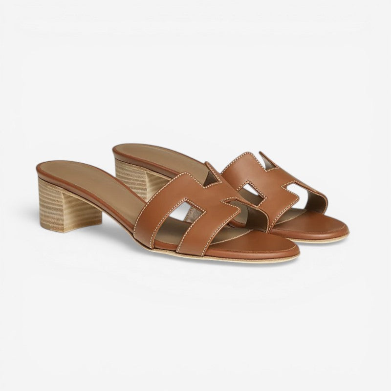 Elegante kvinders slip-on sandaler med åben tå, komfortabel mellemhøj blokhæl. Perfekt til sommer og hverdag.