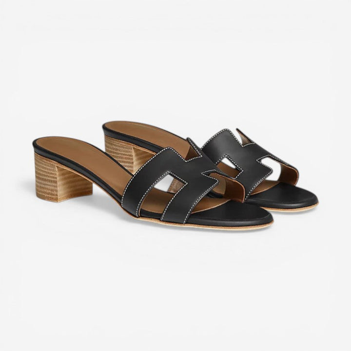 Komfortable sorte slip-on sandaler til kvinder. Stilfulde med åben tå og stabil blokhæl, ideelle til hverdagsbrug.