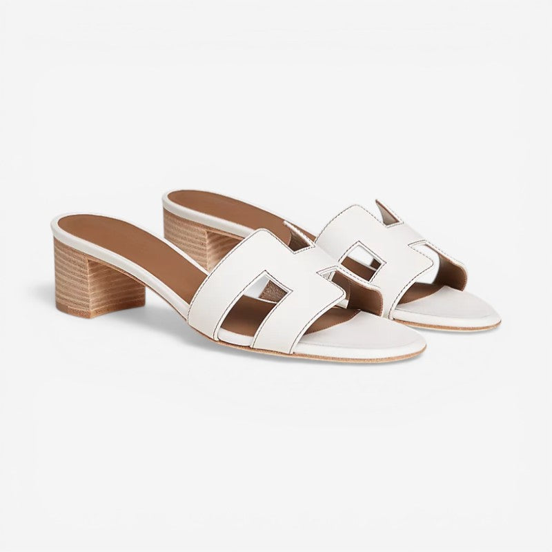 Brune elegante kvinders slip-on sandaler med åben tå og mellemhøj blokhæl. Komfortable sommer sandaler til dame.