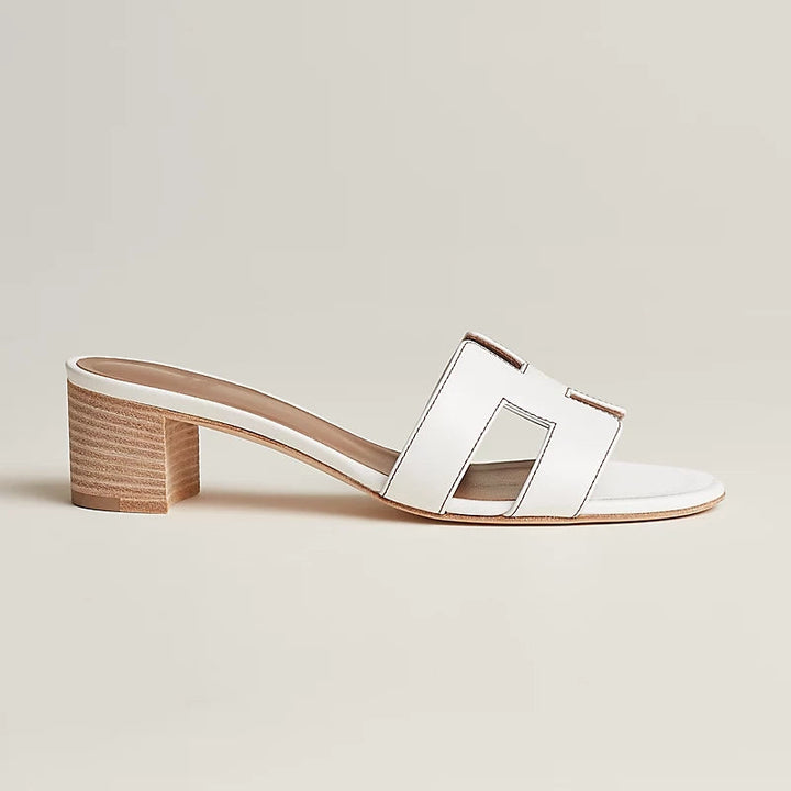 Sorte stilfulde slip-on sandaler til kvinder. Åben tå og komfortabel blokhæl. Perfekt som hverdagssko eller til fest.
