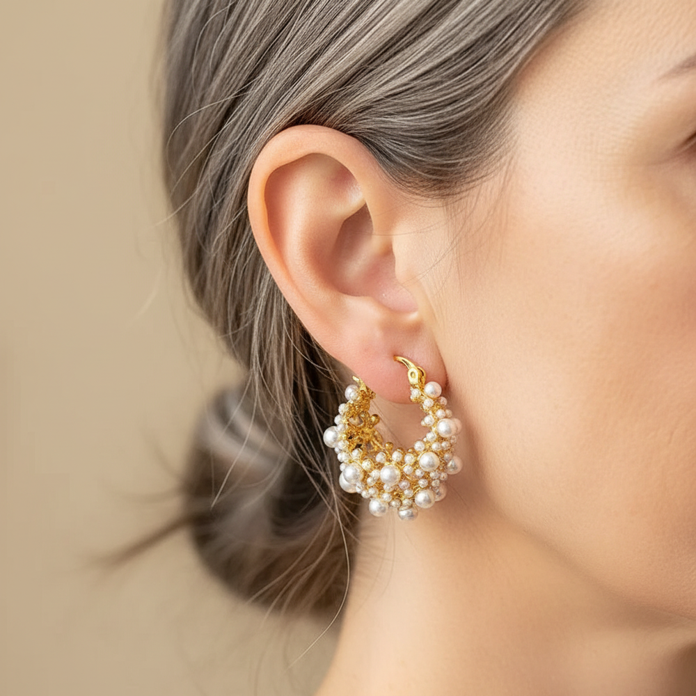 Vintageinspirerede guld creoler med perler til kvinder. Smukke, elegante hoops, ideelle som festsmykker.