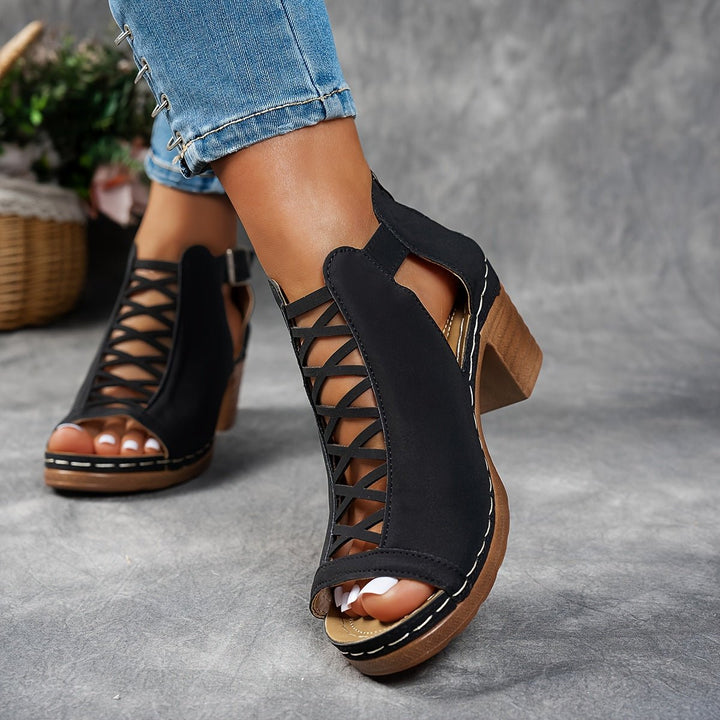 Komfortable dame sandaler med blokhæl, elegant lattice mønster og ortopædisk støtte til sommerdage.