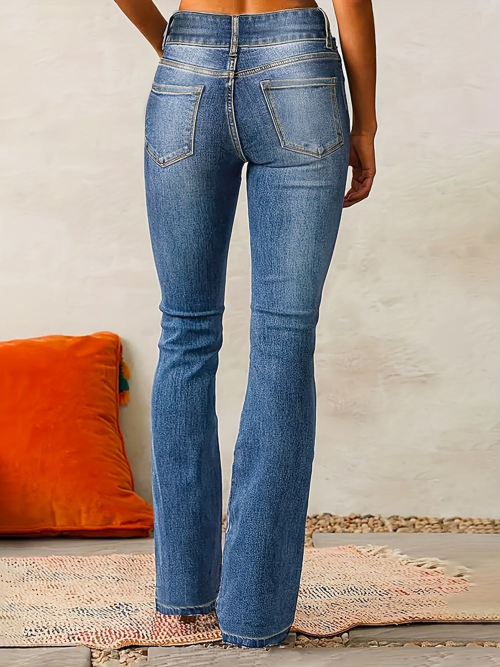 Sort slim fit flare jeans til kvinder, med stilfuldt denimlook. Alsidige damebukser for en moderne og elegant stil.