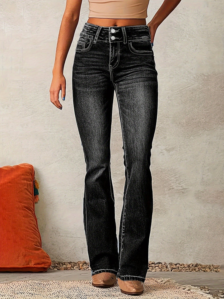 Moderne slim fit flare jeans for kvinder. Blå denim bukser med elegant pasform, ideel til enhver anledning.