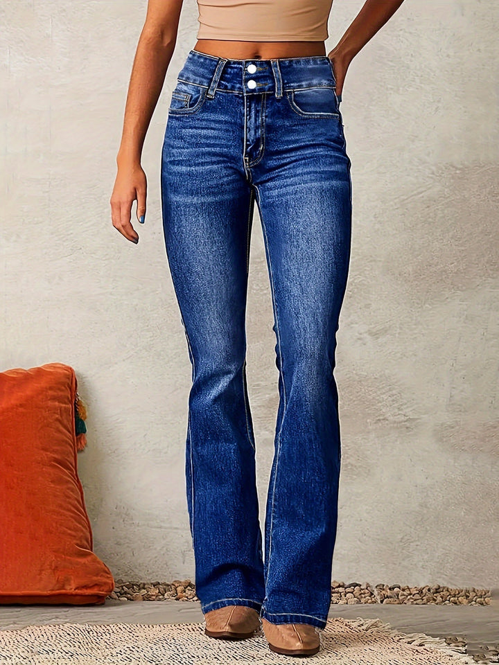 Damejeans med slim fit og flare ben, i klassisk blå denim. Giver et elegant og tidløst look til alle former.