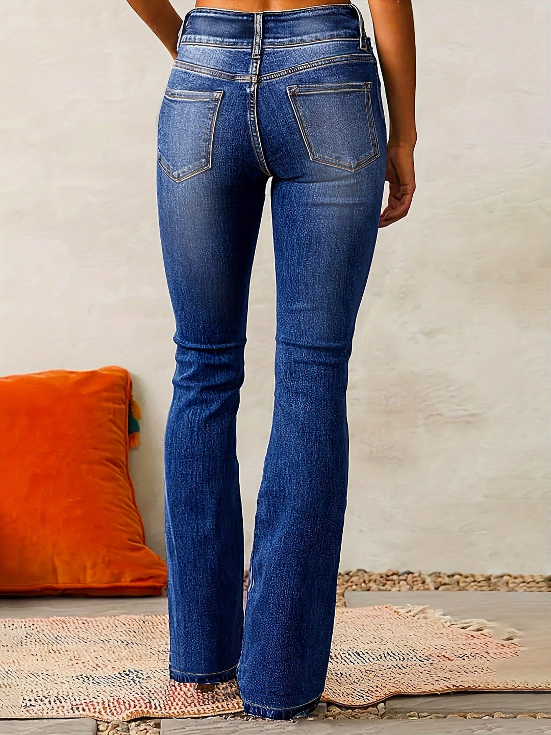 Stilfulde damebukser: Slim fit flare jeans i sort denim, perfekt til både fashion og komfort. Elegant hverdagslook.