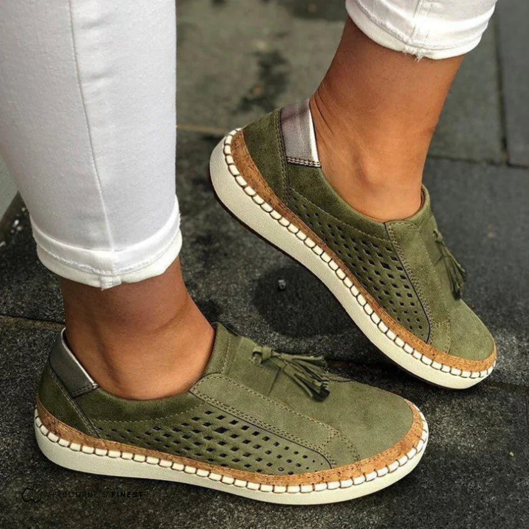 "Elegante slip-on damesko uden snørebånd, i enkelt design med bløde materialer og fleksibel pasform for hverdagskomfort."