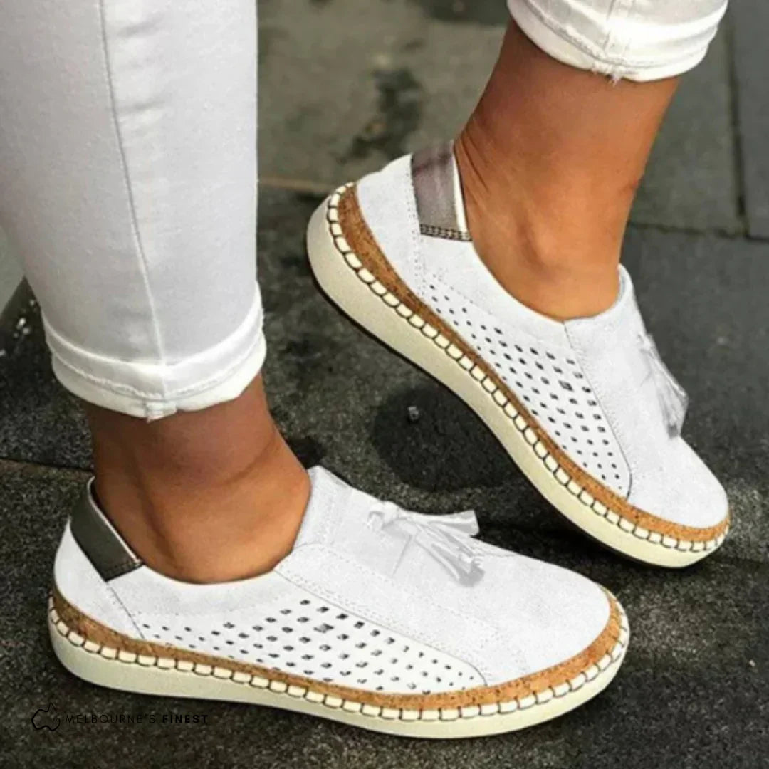 "Elegante slip-on damesko uden snørebånd, i enkelt design med bløde materialer og fleksibel pasform for hverdagskomfort."