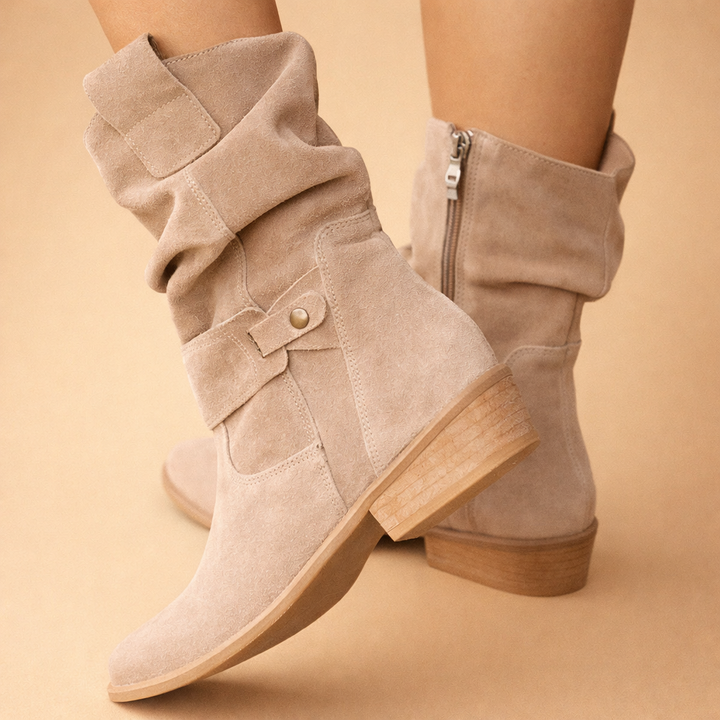 Beige kvinders halvhøje støvler med elegant slouch-design. Moderne og komfortable til enhver lejlighed.