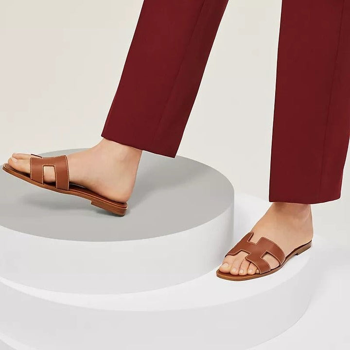 Elegante Stilla sandaler til kvinder med flad rem og læderoverdel, komfortable og alsidige til både casual og formelle looks.