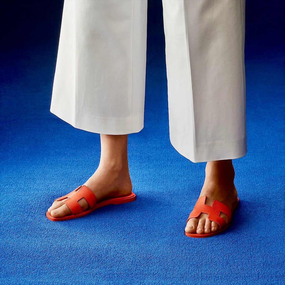 Elegante Stilla sandaler til kvinder med flad rem og læderoverdel, komfortable og alsidige til både casual og formelle looks.