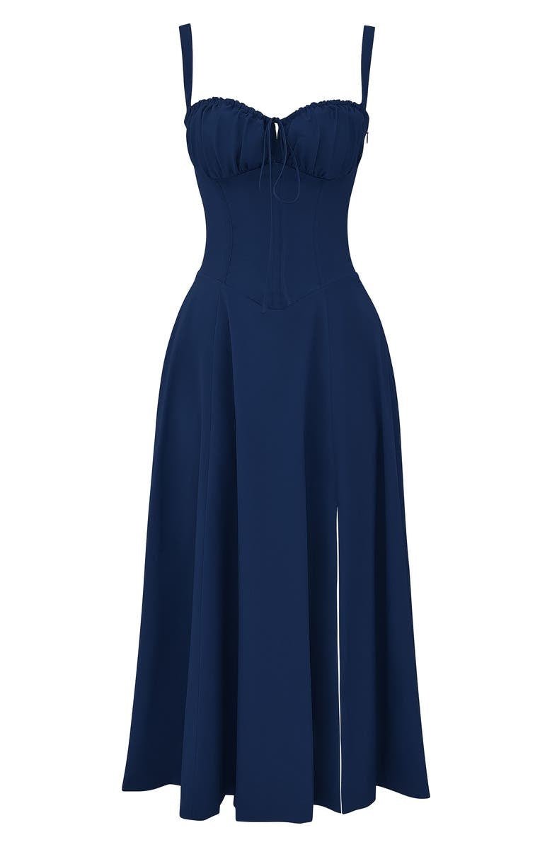 Elegante talje-kjole i champagnefarve med bustier-design og forførende sideslids, ideel til sommerens fester.