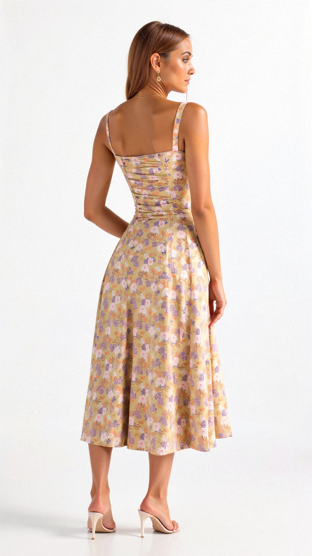 Elegante talje-kjole i champagnefarve med bustier-design og forførende sideslids, ideel til sommerens fester.