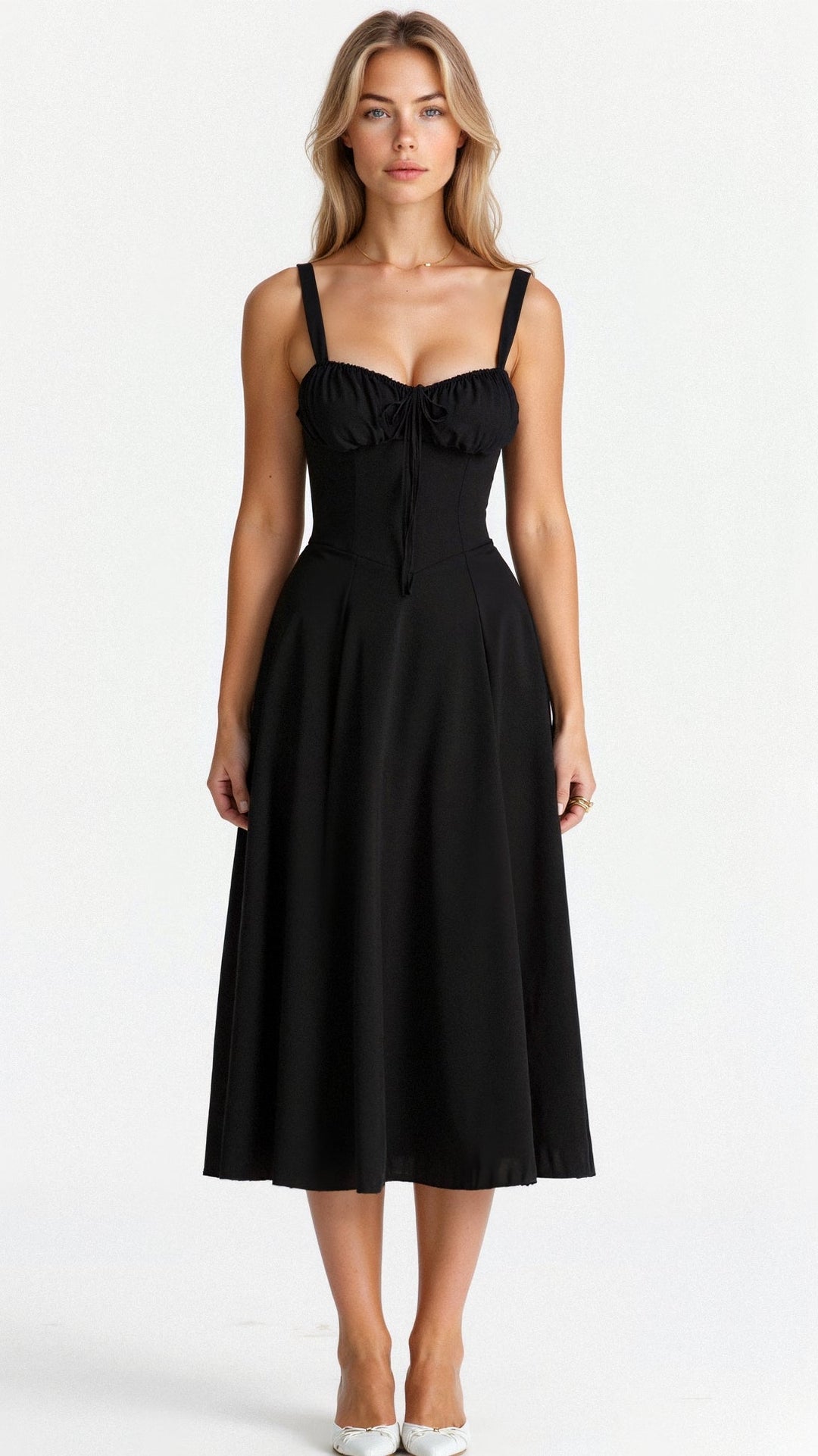 Elegante talje-kjole i champagnefarve med bustier-design og forførende sideslids, ideel til sommerens fester.
