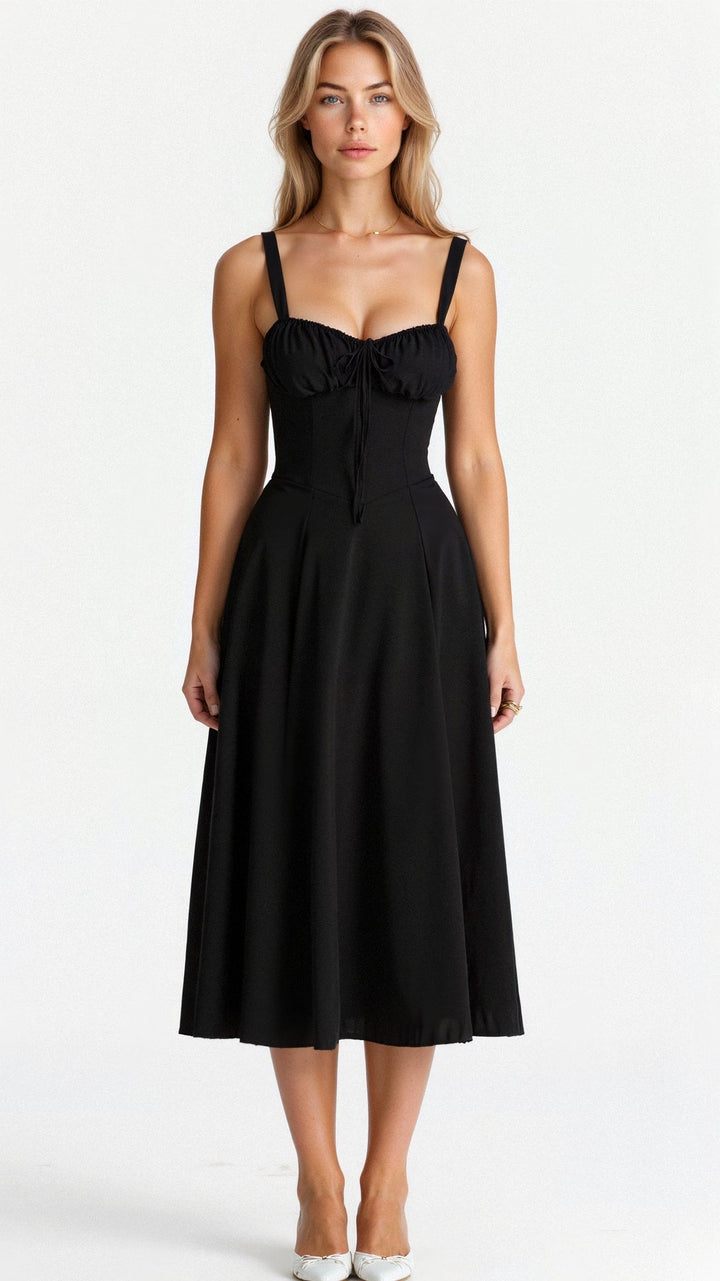 Elegante talje-kjole i champagnefarve med bustier-design og forførende sideslids, ideel til sommerens fester.