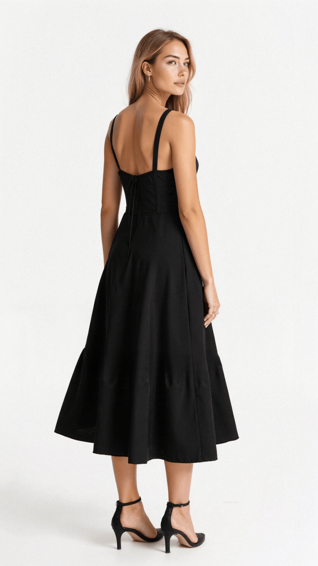 Elegante talje-kjole i champagnefarve med bustier-design og forførende sideslids, ideel til sommerens fester.