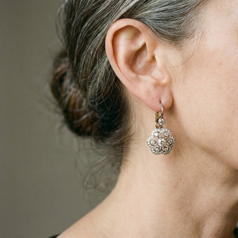 Dame sølv øreringe med smukke krystalblomster, vintage design. En elegant accessory og ideel gave til hende.