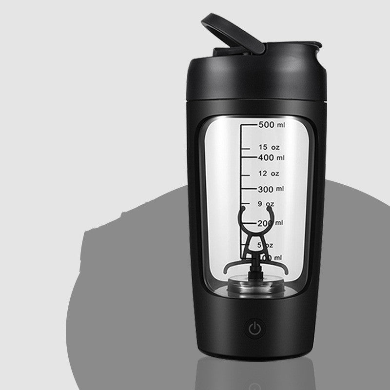 Detalje af elektrisk proteinshaker under brug, mixer en sund drik. Kompakt 500 ml design, perfekt til din træningstaske.