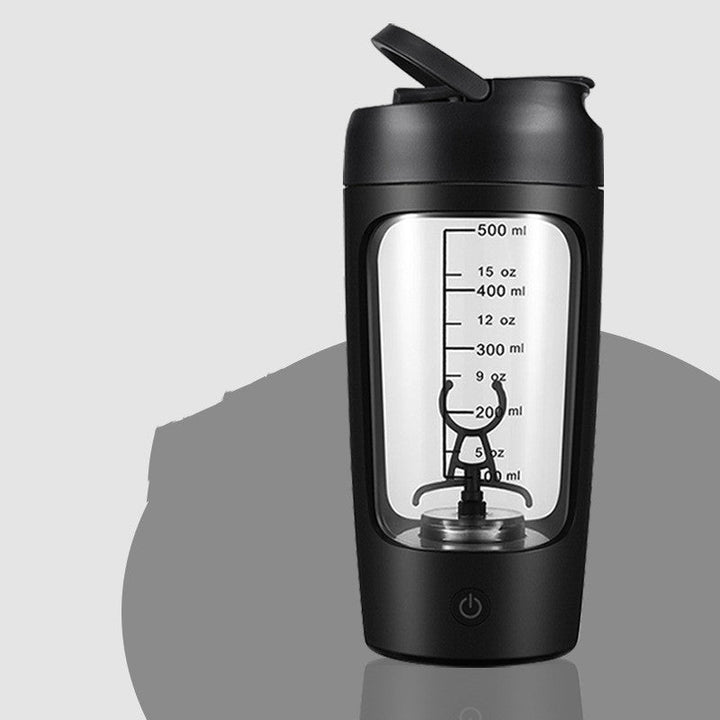 Detalje af elektrisk proteinshaker under brug, mixer en sund drik. Kompakt 500 ml design, perfekt til din træningstaske.