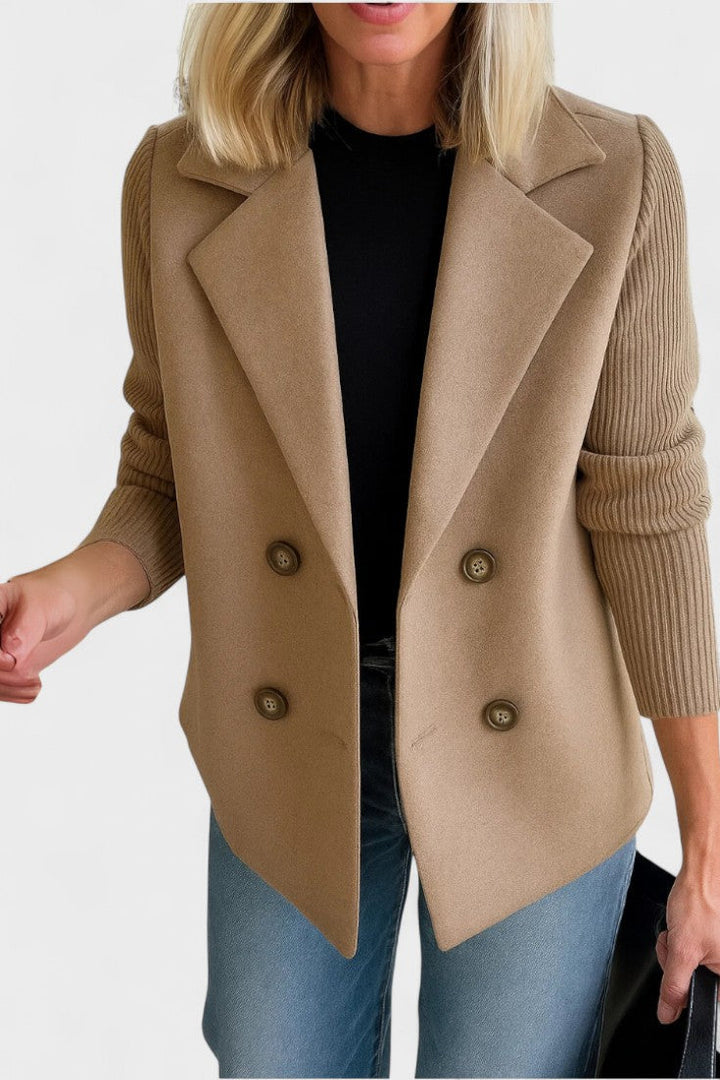 Afslappet Elena dameblazer i moderne design, perfekt som elegant overtøj til forår og efterår.