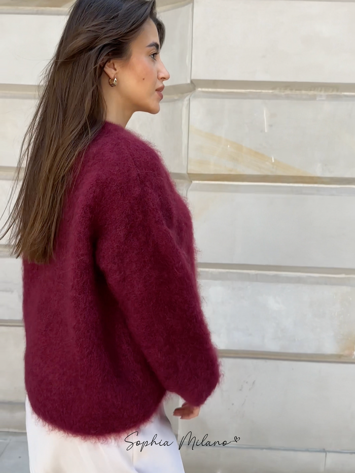 "Elena mohairstrik i cremehvid med rund hals, blød og varm, i en moderne oversized pasform perfekt til efteråret."
