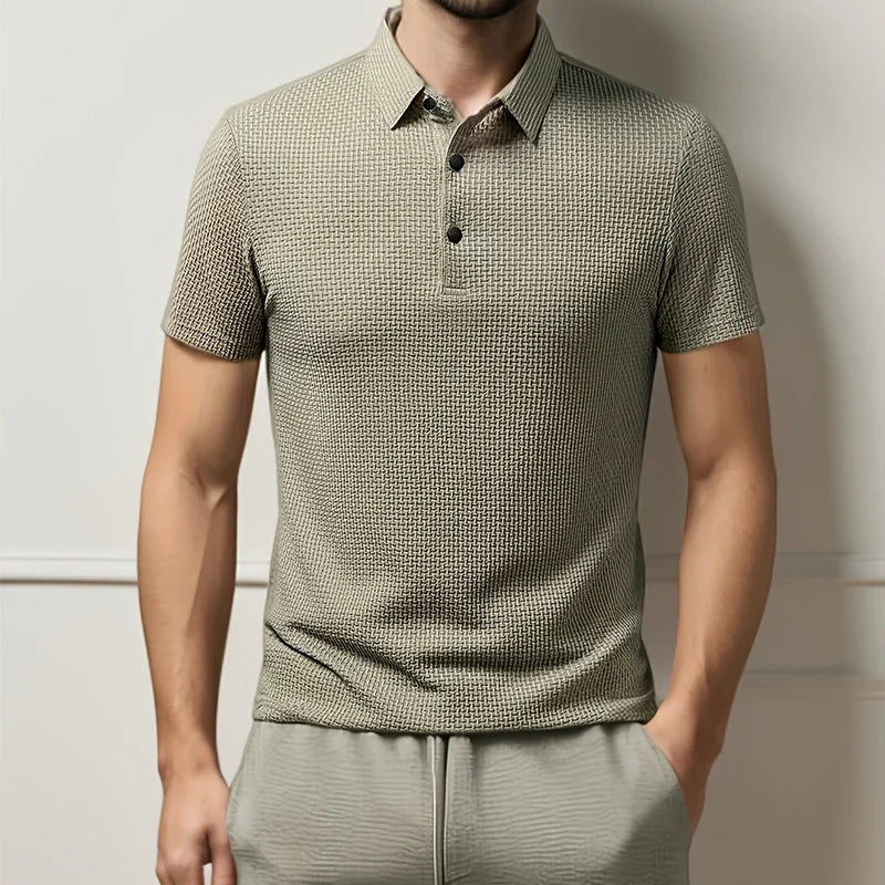 En klassisk herre polo t-shirt, perfekt til sommerdage. Komfortabel, elegant og velegnet til fritidsmode.