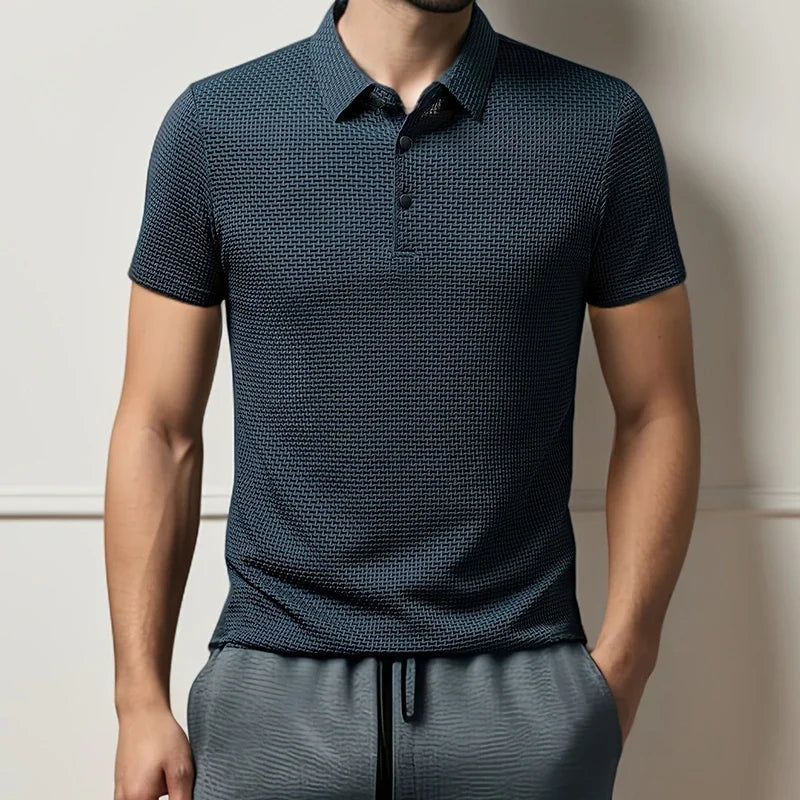 Komfortabel kortærmet herre polo t-shirt i blødt stof, ideel til en elegant og afslappet sommerstil.