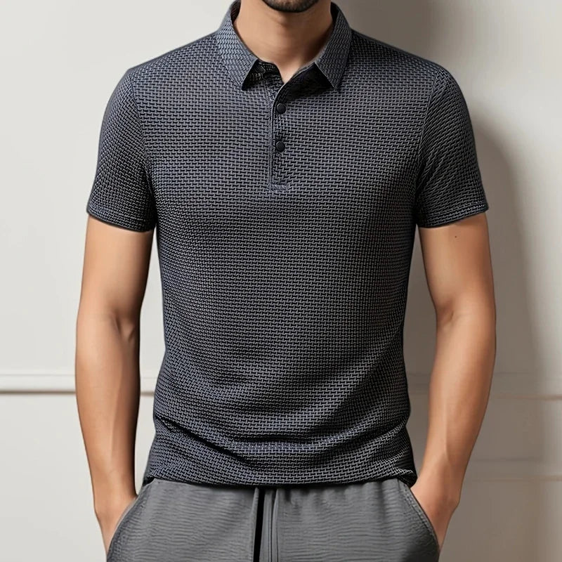Elegant herre polo t-shirt, alsidig til casual fritidsmode. Essentiel del af mænds sommergarderobe.