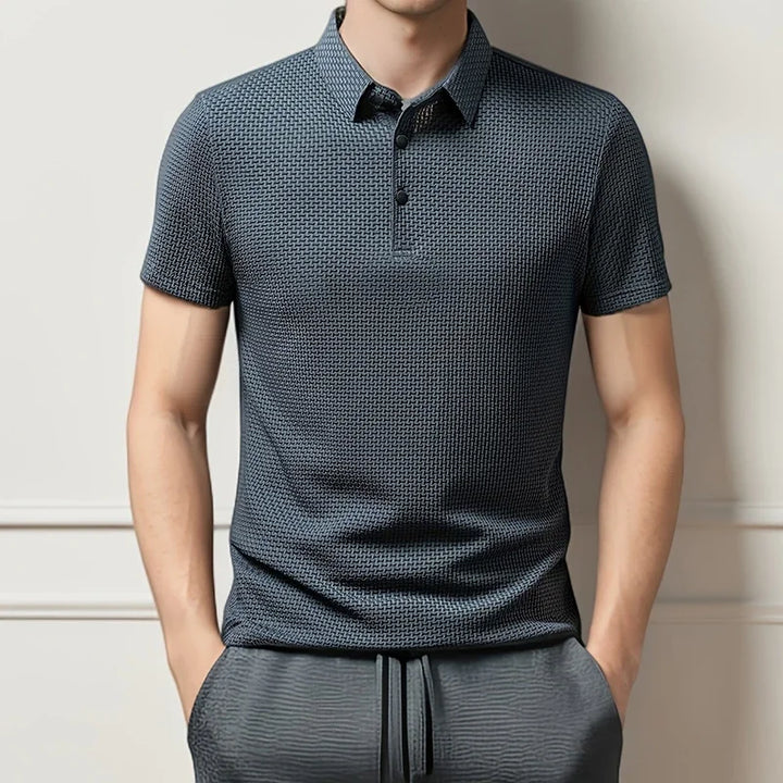 Mand iført klassisk herre polo t-shirt, viser den afslappede og elegante sommerstil og komfort.