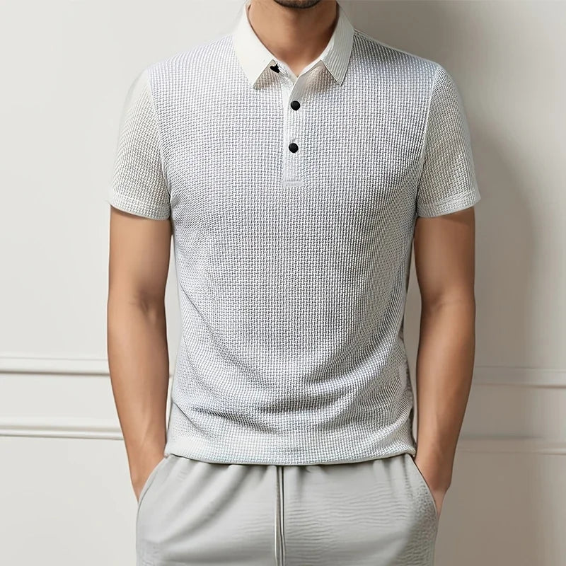 Detalje af krave og knapper på en klassisk herre polo t-shirt, understreger den elegante stil.