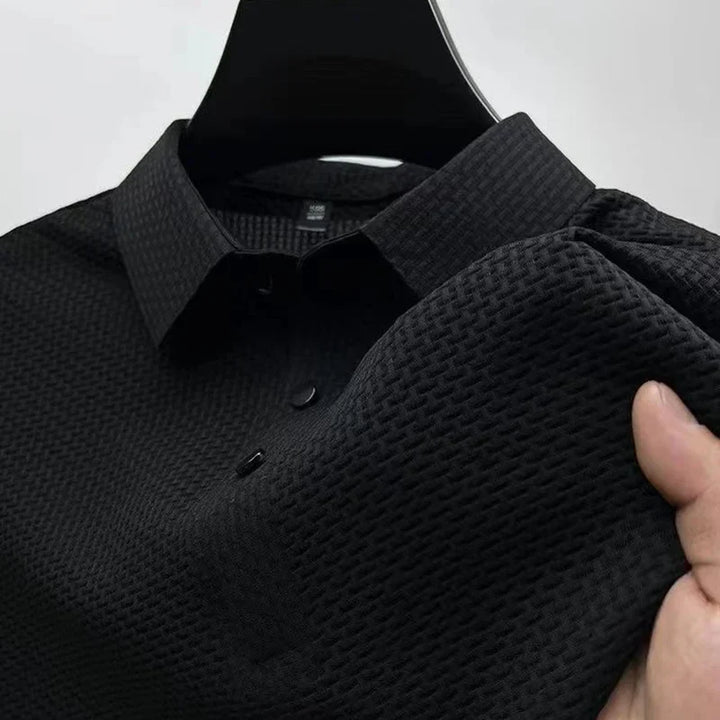 Hele billedet af en kortærmet herre polo t-shirt i klassisk design, velegnet til sommerkomfort.