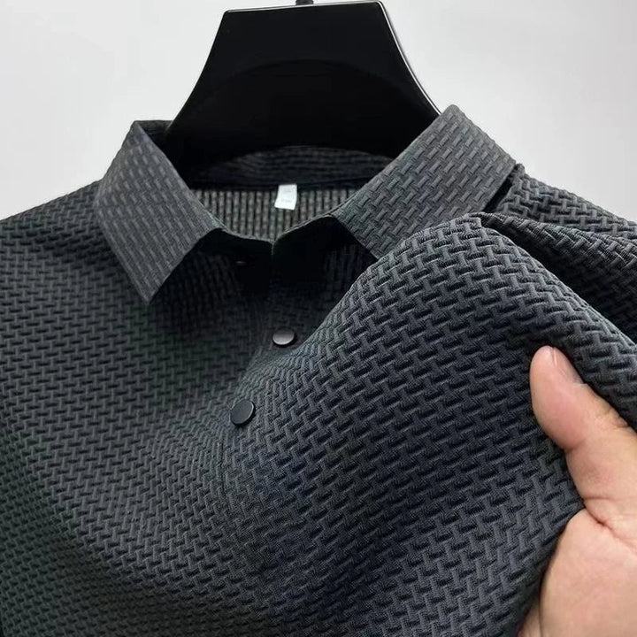 En klassisk kortærmet herre polo t-shirt. Elegant og komfortabel til mænds sommergarderobe.