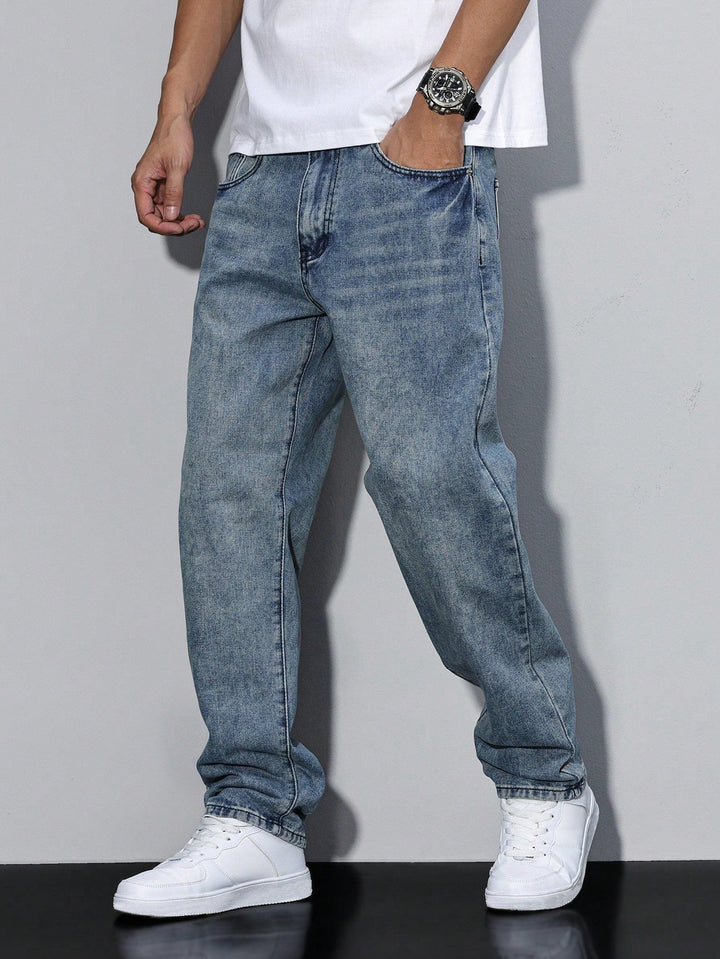 Mand iført afslappede, ensfarvede herre jeans med lige ben i en komfortabel positur.