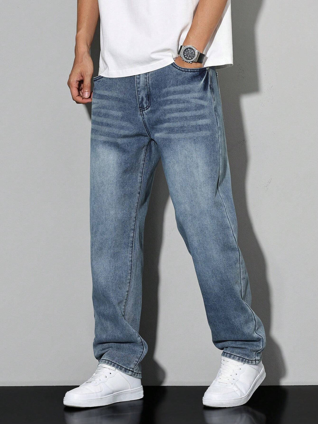 Premium ensfarvede herre jeans for tidløs stil, ultimativ komfort og holdbarhed.